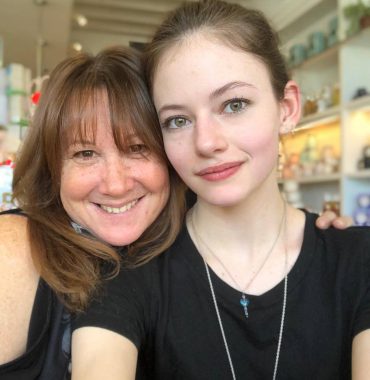 Mackenzie Foy Boyfriend, Brother, Parents (Family Members) | Celebrity ...