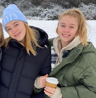 Phoebe Dynevor siblings photo